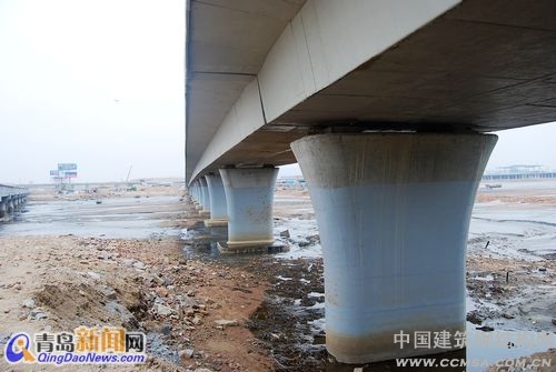 跨海大橋的建成將使青島老港、油港、前灣港連為一個(gè)整體
