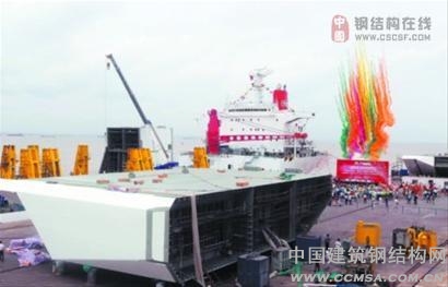 圖為昨日發(fā)運的橋梁鋼結(jié)構(gòu)組件。 本報記者 張海峰 攝