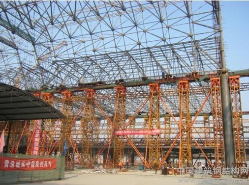 房屋蓋鋼網(wǎng)架高空滑移及卸載技術(shù) \