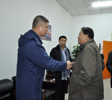 姚兵會(huì)長與著名籃球評(píng)論員徐濟(jì)成握手