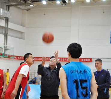 姚兵會(huì)長與徐濟(jì)成共同開球