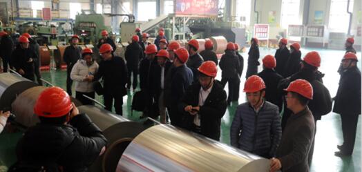 與會專家和企業(yè)家來到山東冠洲股份有限公司實(shí)地參觀考察